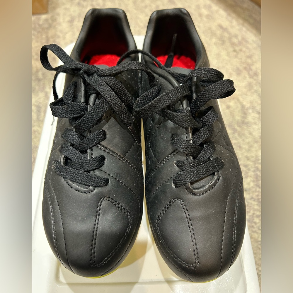 ⭐️NWOT⭐️ Boys Umbra soccer cleats